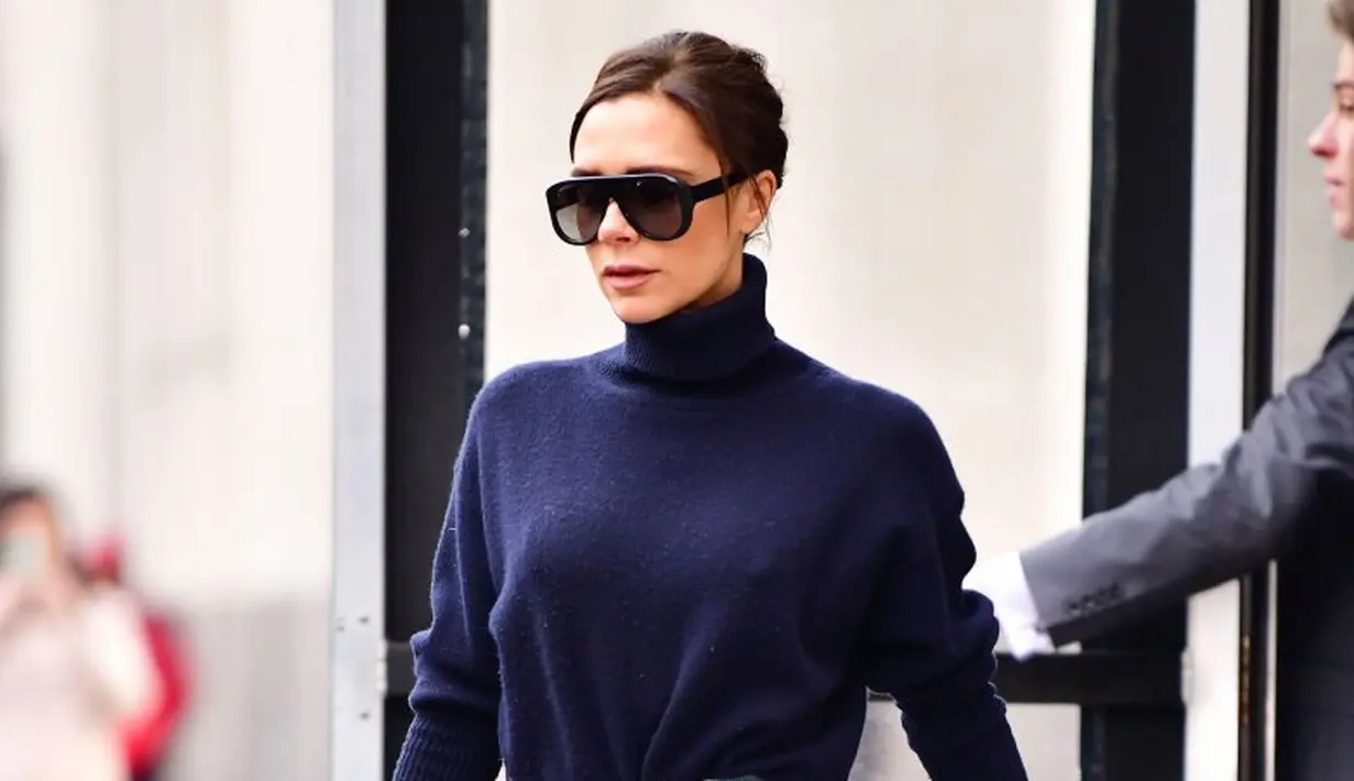 Nah foto ini diambil pada 9 Februai 2018 saat Victoria Becham berada di New York City bersama dengan anaknya, Brooklyn. (James Devaney/GC Images/USMagazine)