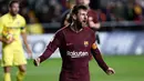 Pemain Barcelona, Lionel Messi berselebrasi setelah mencetak gol ke gawang Villarreal pada jornada ke-15 La Liga di Stadion Ceramica, Minggu (10/12). Barcelona menang 2-0 usai Villarreal bermain dengan sepuluh orang di babak kedua. (AP/Alberto Saiz)