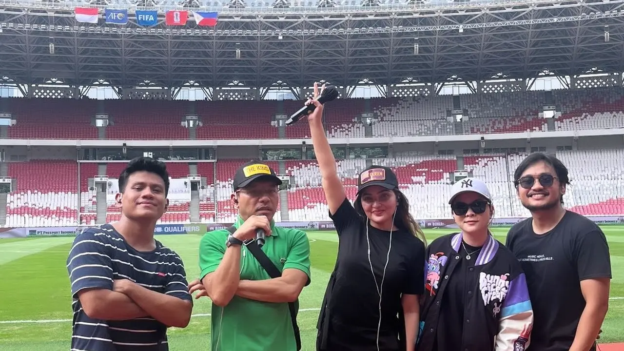 7 Potret Anang dan Ashanty Bawakan Lagu Usai Laga Timnas Indonesia Vs Filipina