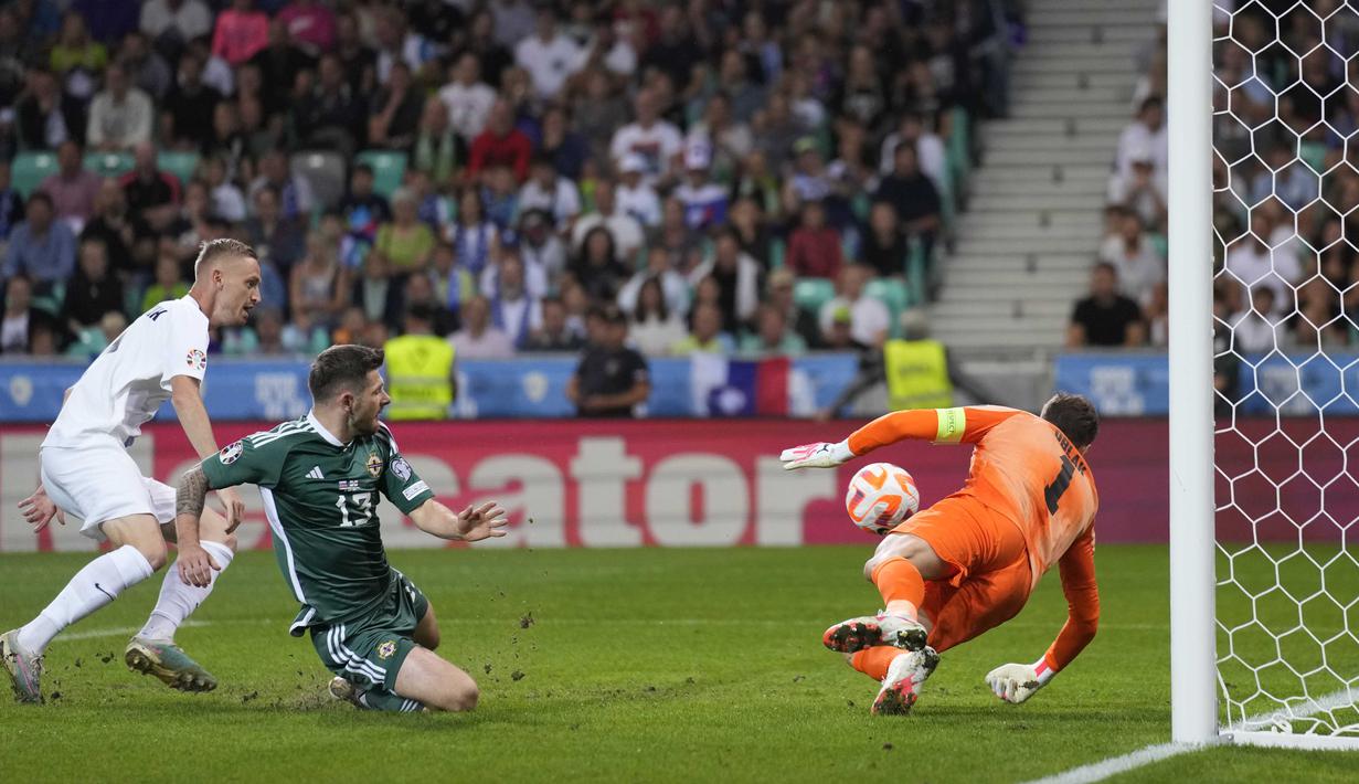 Pemain Timnas Irlandia Utara, Isaac Prices (tengah), menendang bola yang membuahkan gol ke gawang Slovenia dalam pertandingan kualifikasi Euro 2024 di Stozice stadium, Ljubljana, Slovenia, Jumat (8/9/2023). (AP Photo/Darko Bandic)