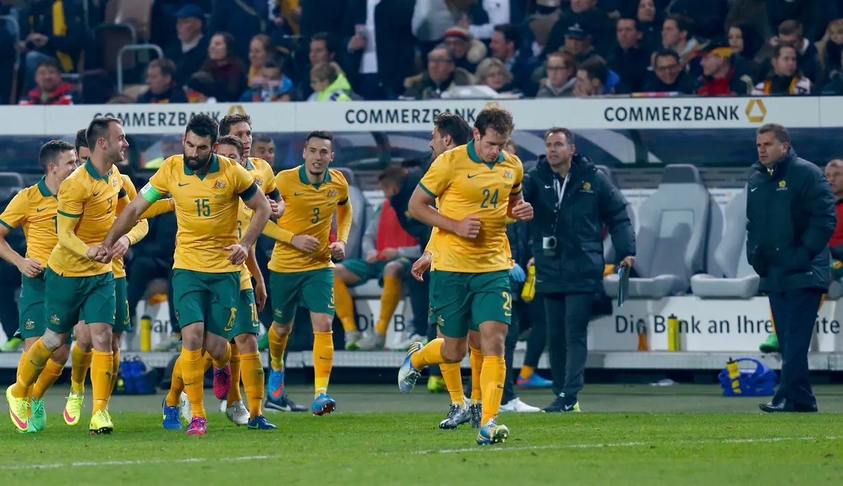 Gelandang Australia, Mile Jedinak (ketiga dari kiri) merayakan selebrasi usai mencetak gol kegawang Jerman saat laga persahabatan di Stadion Fritz-Walter, Kamis (26/3/2015). Jerman bermain Imbang 2-2 atas Australia. (REUTERS/Ralph Orlowski)