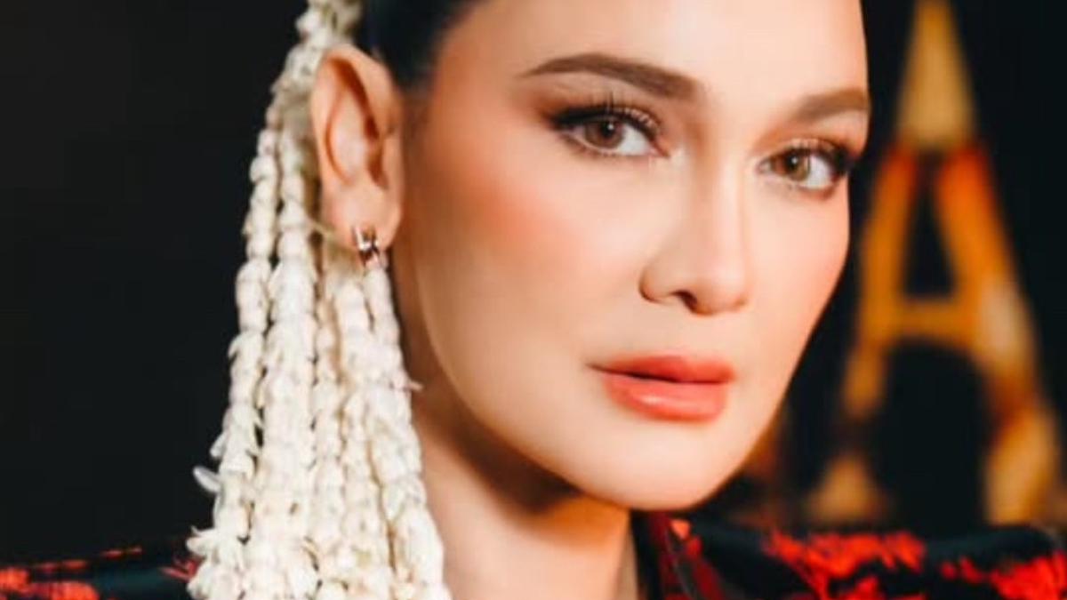 6 Potret Luna Maya Kenakan Ronce Melati Dipadukan Aksesori Mewah Bvlgari saat Premier Film Suzzanna