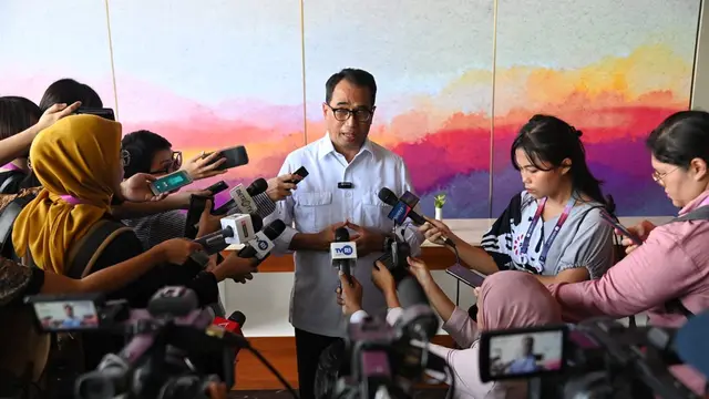 Menteri Perhubungan Budi Karya Sumadi memastikan transportasi laut di sekitar Labuan Bajo berjalan dengan lancar ditengah KTT ASEAN 2023. KTT ASEAN berlangsung 9-11 Mei 2023, berlokasi di Hotel Meruorah, Labuan Bajo. (Dok Kemenhub)
