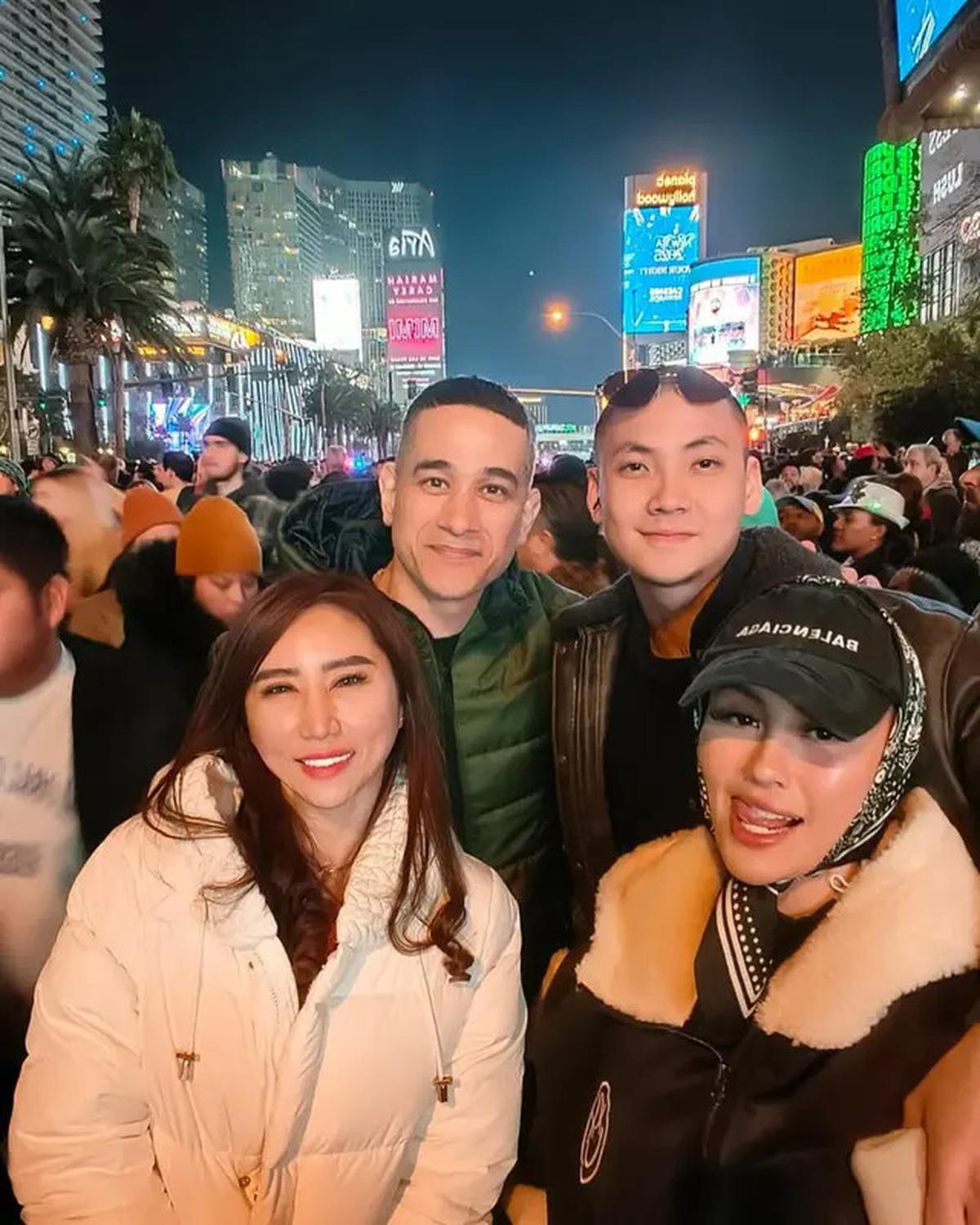 6 Potret Agnez Mo Rayakan Tahun Baru di Las Vegas, Reuni Bareng Okan Kornelius