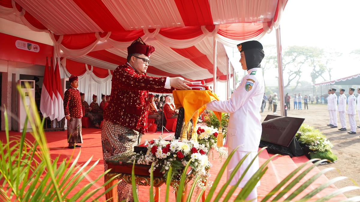 Pimpin Upacara HUT RI ke-80, Bupati Kediri Ajak Warga Teladani Semangat Pahlawan