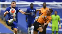 Pemain Wolverhampton Wanderers, Daniel Podence (kanan) berusaha mengadang pemain Chelsea, Mateo Kovacic pada laga terakhir Premier League 2019-20, Minggu, 26 Jul 2020. (Daniel Leal-Olivas/Pool via AP)