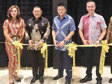 Marketing Dir. Cartensz Residence, Poppy Sayogo, Founder JHL Group, Jerry Hermawan Lo, Presdir PT JBC, Cen Cen Kurniawan, Dir. JBC, Mulia Saleh dan Wakil Komisaris, Indrawan Hardiman saat luncurkan show unit di Tangsel, Rabu (25/10). (Liputan6.com/Pool)