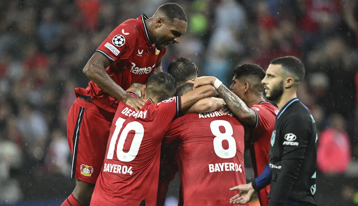 Gelandang Bayer Leverkusen Robert Andrich (tengah) berselebrasi dengan timnya setelah mencetak gol pembuka untuk timnya ke gawang Atletico Madrid dalam matchday kedua Grup B Liga Champions di BayArena, Rabu (14/9/2022) dini hari WIB. Bertandang ke markas Bayer Leverkusen, Atletico Madrid tumbang dengan skor 0-2. (Photo by Sascha Schuermann / AFP)