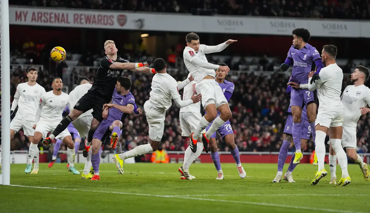Bek Arsenal Jakub Kiwior (tengah atas) memukul bola untuk mencetak gol bunuh diri ke gawang Liverpool pada babak ketiga Piala FA 2023-2024 di Emirates Stadium, Minggu (07/01/2024) malam WIB. (AP Photo/Kirsty Wigglesworth)