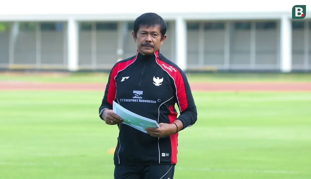 Pelatih Garuda Muda, Indra Sjafri, memimpin langsung latihan perdana di Stadion Madya, Jakarta Pusat, pada Jumat (3/10/2025) sore WIB. (Bola.com/M Iqbal Ichsan)