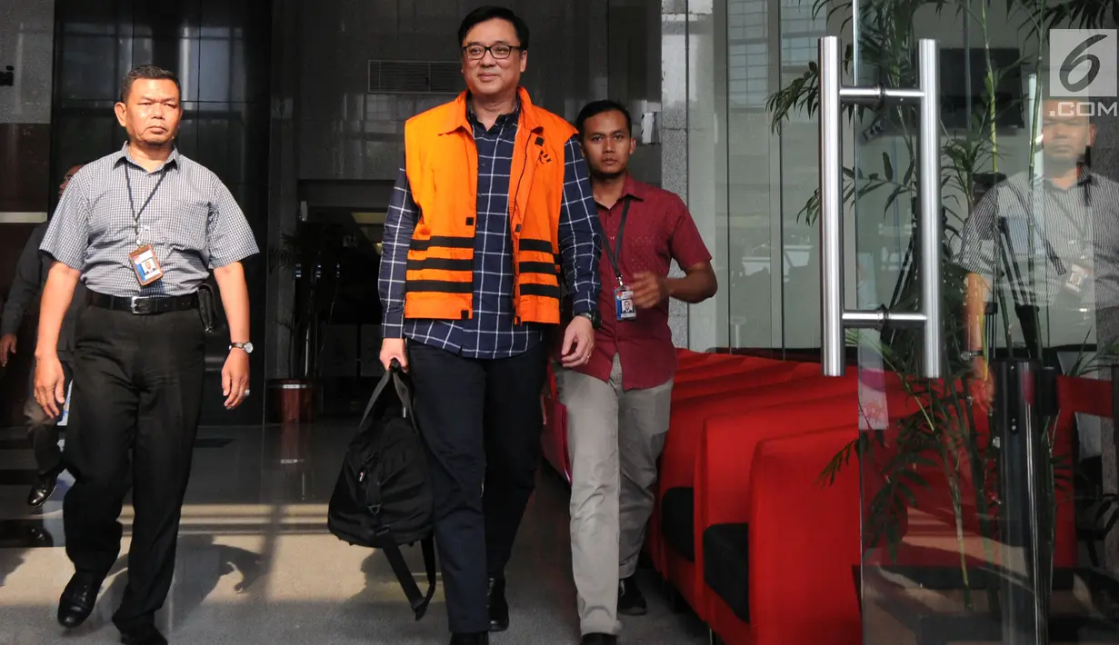 Direktur Operasional Lippo Group, Billy Sindoro memakai rompi tahanan usai menjalani pemeriksaan di gedung KPK, Jakarta, Selasa (16/10). Billy Sindoro resmi ditahan terkait kasus suap perizinan proyek pembangunan Meikarta. (merdeka.com/Dwi Narwoko)