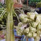 Kuliner Lebaran Ketupat disajikan dengan sayur bersantan seperti sayur labu siam dan aneka lauk pelengkap. (Liputan6.com/Angga Yuniar)