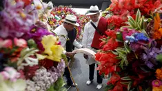 Warga melihat rangkaian bunga saat digelarnya festival bunga tahunan di Medellin, Kolombia, Minggu (9/8/2015). Festival yang dikenal dengan nama Silleteros Parade ini telah dilangsungkan sejak 1957. (REUTERS/Fredy Builes)