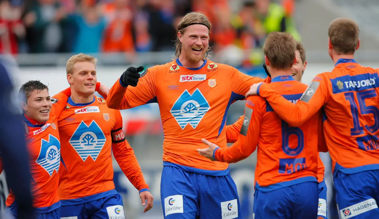 Tor Hogne Aaroy. Striker Norwegia berusia 44 tahun ini memiliki tinggi 204 cm. Ia pensiun pada Januari 2015 bersama Aalesunds FK, klub Norwegia yang dibelanya sejak musim 2001 hingga 2014. Ia total tampil 227 laga dengan torehan 70 gol dan 28 assist. (aafk.no)