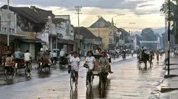 Jl. Mangkubumi sebagai salah satu jalan protokol di Jogja. Terlihat masih sangat syahdu sesaat setelah hujan mengguyur di sekitar tahun 1971. (Source: Instagram/@perfectlifeid)