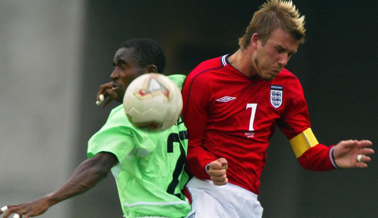 Femi Opabunmi. Eks sayap kiri Nigeria yang kini berusia 37 tahun dan telah pensiun pada Juli 2008 bersama Shooting Stars ini tercatat menjadi pemain debutan termuda ketiga sepanjang sejarah Piala Dunia. Ia baru berusia 17 tahun, 3 bulan dan 9 hari saat diturunkan dalam laga matchday ketiga Grup F menghadapi Inggris (12/6/2002) pada Piala Dunia 2002 di Jepang dan Korea Selatan yang berakhir dengan hasil imbang 0-0. Debutnya tersebut sekaligus menjadi satu-satunya caps di Piala Dunia sepanjang kariernya. (AFP/Gabriel Bouys)