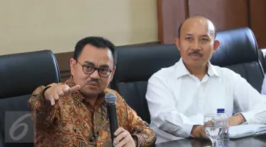 Menteri Energi dan Sumber Daya Mineral (ESDM) Sudirman Said (kiri) memberikan keterangan pers di Kantor Kementerian ESDM, Jakarta, (24/3). Kementerian ESDM membuka ruang perpanjangan kontrak kerjasama dengan Inpex Corporation. (Liputan6.com/Angga Yuniar)