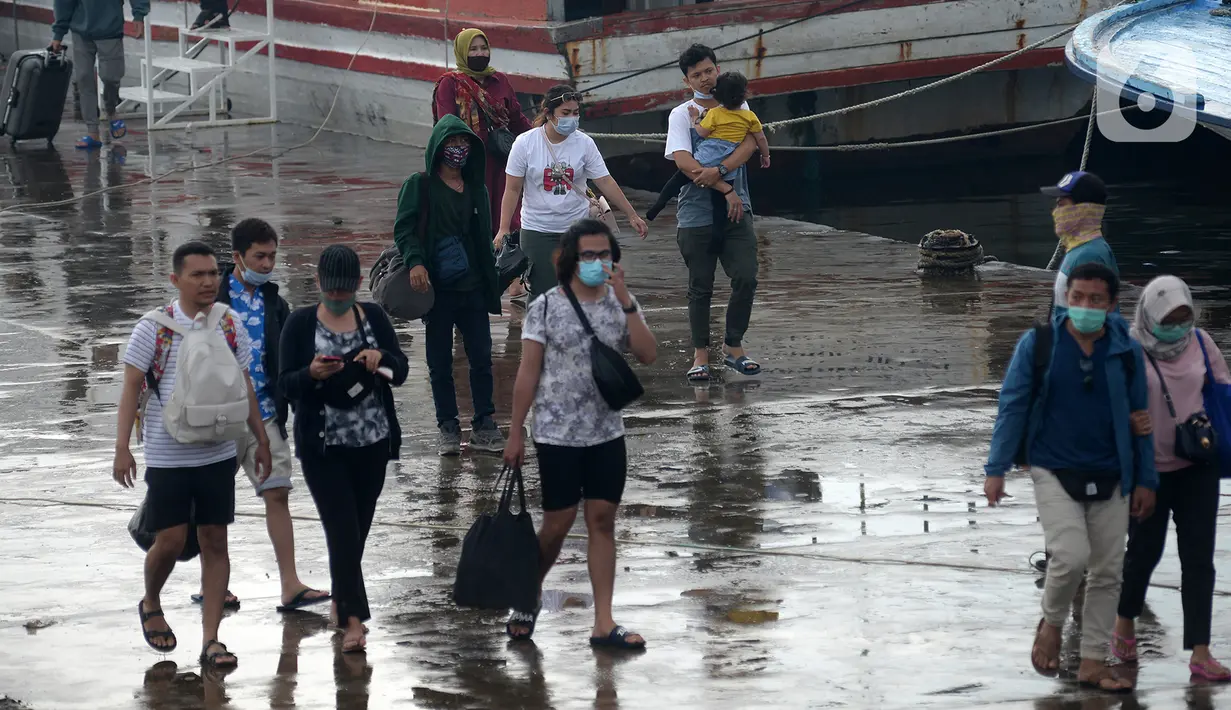 Wisatawan turun dari kapal tradisional usai perayaan malam pergantian Tahun Baru 2021 di Pelabuhan Kali Adem, Jakarta, Jumat (1/1/2021). Melalui pengawasan ketat, protokol kesehatan dipatuhi dan penyebaran COVID-19 dapat dikendalikan. (merdeka.com/Imam Buhori)