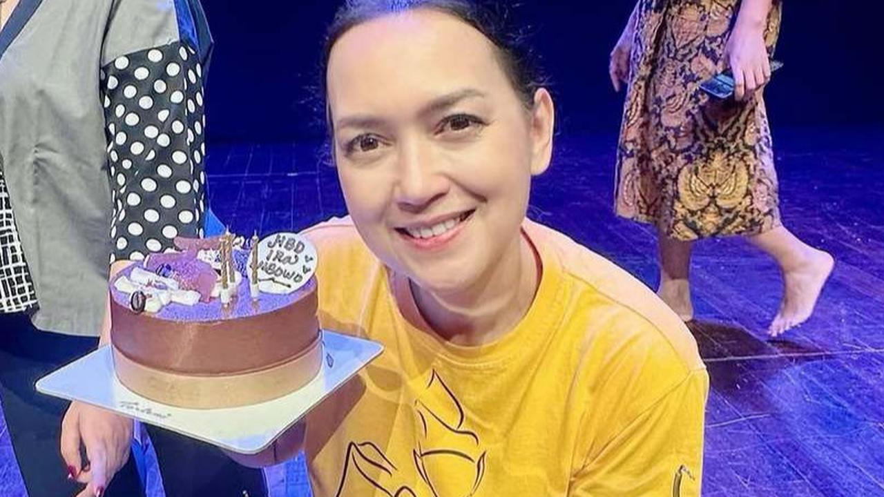 Cantik & Awet Muda, Potret Ultah Ira Wibowo ke-57 Curi Perhatian - Dapat Kejutan Manis di Atas Panggung