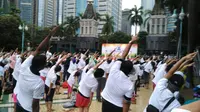Ribuan warga Jakarta memadati Plaza Selatan Gelora Bung Karno untuk yoga bersama