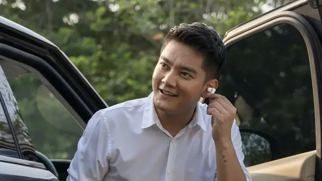 Boy William Pakai Earphone