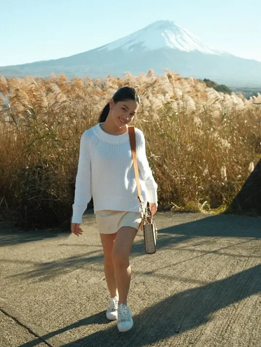 Untukmu yang ingin liburan ke tempat dingin, sweater bisa menjadi salah satu pakaian yang dibawa. Agar prnampilanmu semakin manis, kamu bisa memakai short skirt dan sepatu sneakers