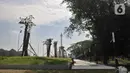 Aktivitas pekerja saat menyelesaikan proyek revitalisasi Plaza Selatan Monumen Nasional (Monas), Jakarta, Senin (6/7/2020). Proyek revitalisasi yang menelan biaya Rp71 miliar dan sempat menuai polemik tersebut kini hampir rampung. (merdeka.com/Iqbal S. Nugroho)