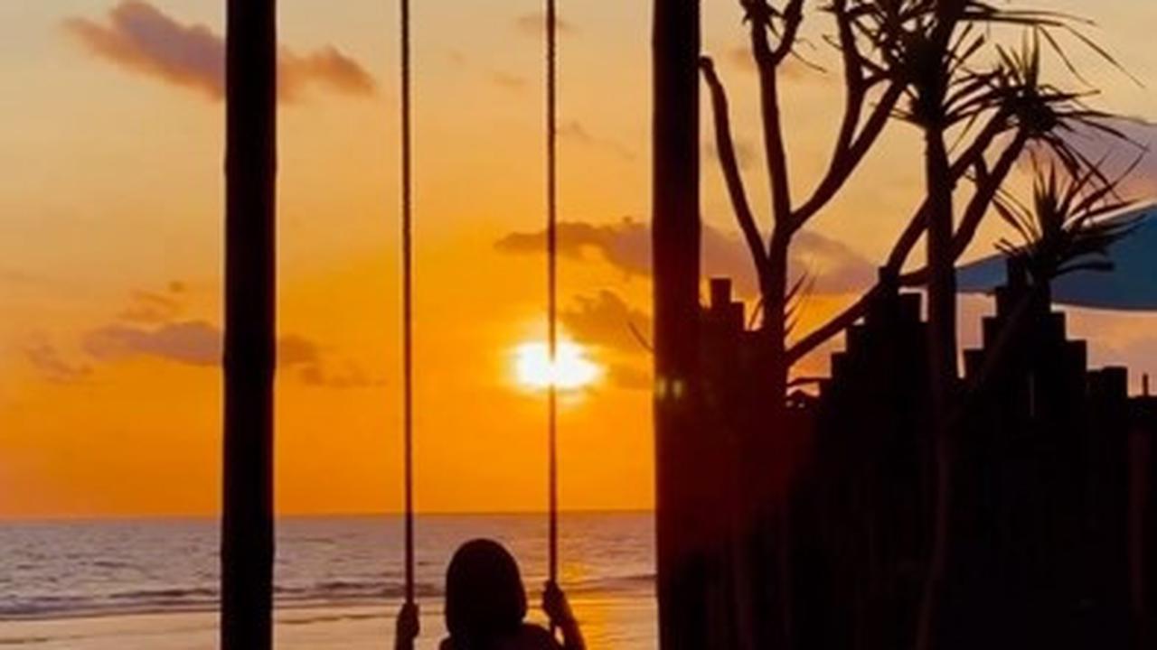 Menikmati Pemandangan Senja