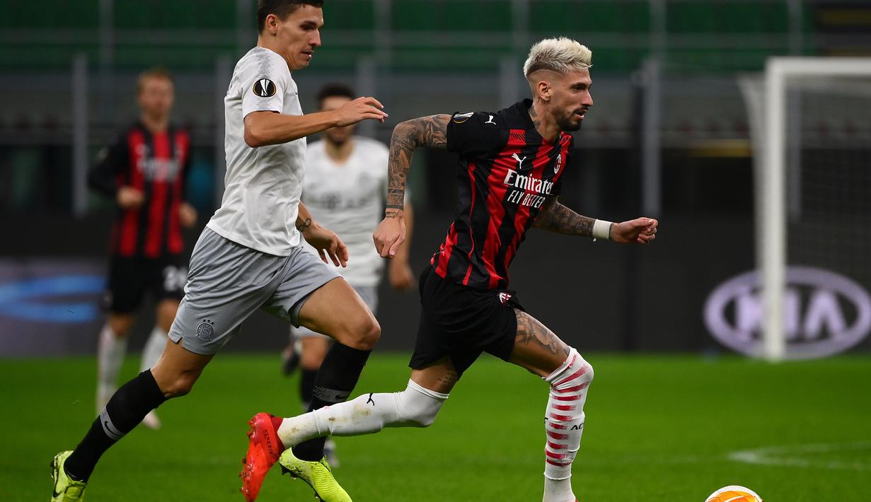 Gelandang AC Milan, Samu Castillejo, berebut bola dengan penyerang Sparta Praha, Samu Castillejo, pada laga lanjutan Liga Europa 2020/2021 di Stadion San Siro, Jumat (30/10/2020) dini hari WIB. AC Milan menang 3-0 atas Sparta Praha. (AFP/Marco Bertorello)