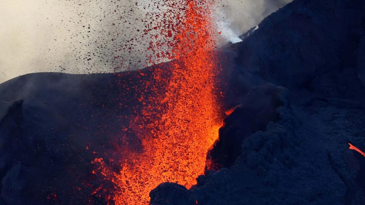 FOTO: Semburan Lava Pijar Warnai Erupsi Piton de la Fournais