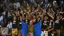 Suporter tim bulutangkis Indonesia berteriak memberi semangat saat menyaksikan laga BCA Indonesia Open 2016 di Istora Senayan Jakarta, Rabu (1/6/2016). (Liputan6.com/Helmi Fithriansyah)