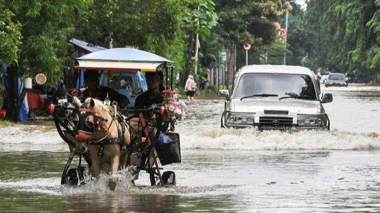 Banjir Batang, Perjalanan Enam Kereta Api Terganggu