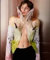 Penampilan unik Emma Louise Corrin yang tampil bak burung eksotis di Schiaparelli Couture 2026 (@emmalouisecorrin)