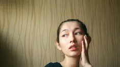 Devina Aureel sering mengunggah potretnya tanpa makeup. Gayanya santai dengan busana kasual tetap membuatnya tak kehilangan pesona. (Liputan6.com/IG/@devinaureel)