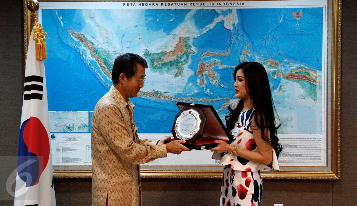 Artis seni peran, Sandra Dewi menerima penghargaan dari Dubes Korsel untuk Indonesia Cho Taiyoung  atas partisipasinya memperkenalkan budaya Korsel di Indonesia, dalam sebuah acara ramah tamah di Jakarta, Kamis (10/12). (Liputan6.com/Johan Tallo)