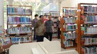 Kepala Perpustakaan Nasional Muhammad Syarif Bando, Jumat (29/9/2023), mengunjungi ruang koleksi perpustakaan&nbsp;umum daerah Polewali Mandar. (Liputan6.com/ Dok Ist)
