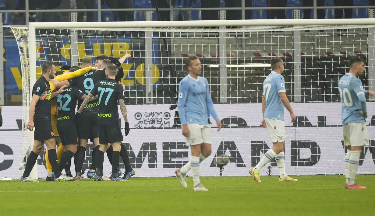 Hingga laga usai, skor 2-1 untuk kemenangan Inter Milan atas Lazio tetap bertahan. (AP/Antonio Calanni)