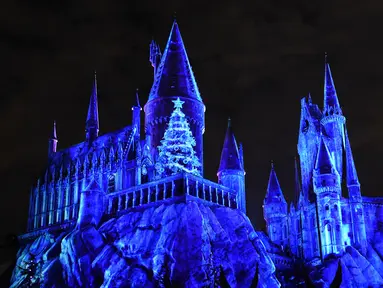Pemandangan saat bangunan kastil Dunia Harry Potter dihiasi cahaya biru di Universal Studios Hollywood, Universal City (16/11). Proyeksi cahaya ini menjadi hiburan di Universal Studios Hollywood jelang datangnya Natal. (AFP Photo/Chris Delmas)