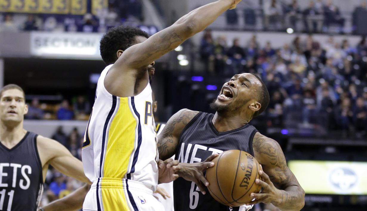 Pemain Brooklyn Nets, Sean Kilpatrick (kanan) dilanggar pemain Indiana Pacers, Aaron Brooks (kiri) saat mencoba melakukan layup pada laga lanjutan NBA di  Bankers Life Fieldhouse, Indianapolis, (5/1/2017).  (AP/Michael Conroy)