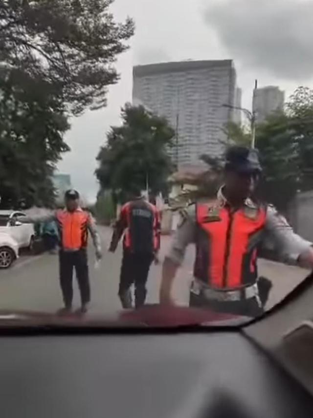 Sebelum seorang petugas dishub nyangkut di kap mobil, terlihat dalam video yang diunggah akun Instagram @kabarnegri itu memperlihatkan petugas Dishub cek cok dengan pengendara. (Istimewa).