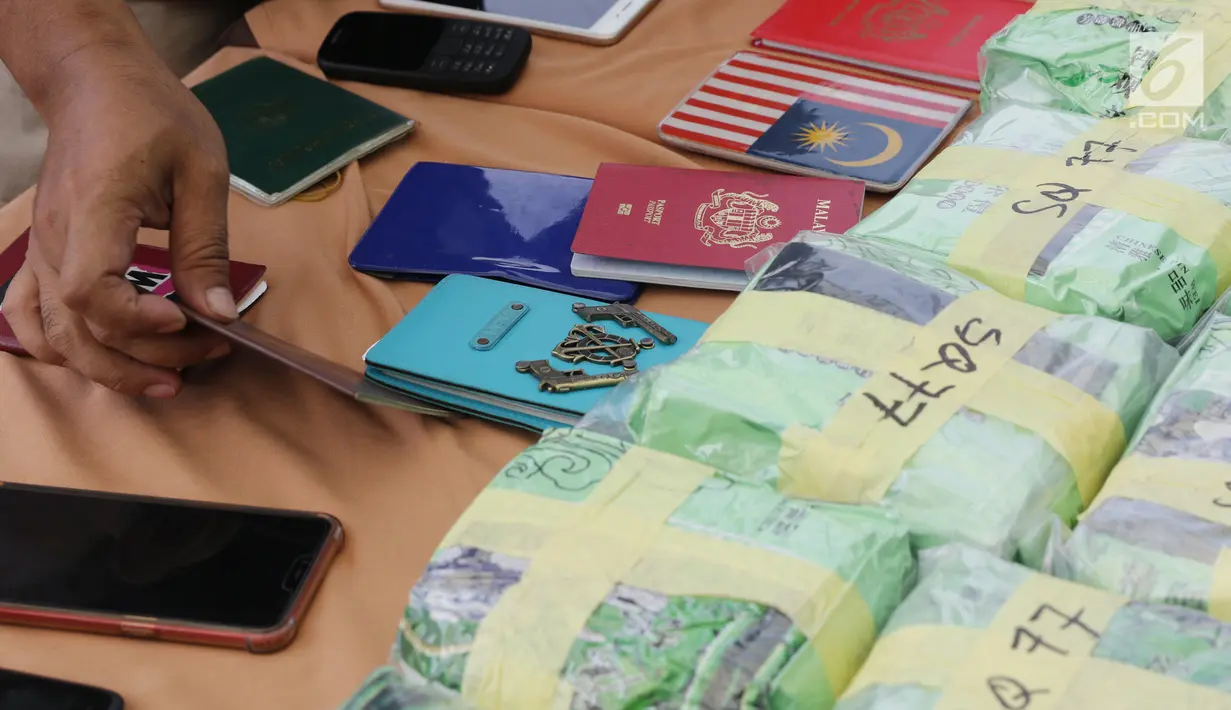 Petugas menunjukkan barang bukti saat pengungkapan penyelundupan 37 kg sabu asal Malaysia di Kawasan Batavia Marina, Jakarta, Selasa (11/6/2019). Petugas dari Dittidpid Narkoba Bareskrim Polri mengungkap penyelundupan sabu menggunakan kapal pesiar jenis yacht. (Liputan6.com/Helmi Fithriansyah)