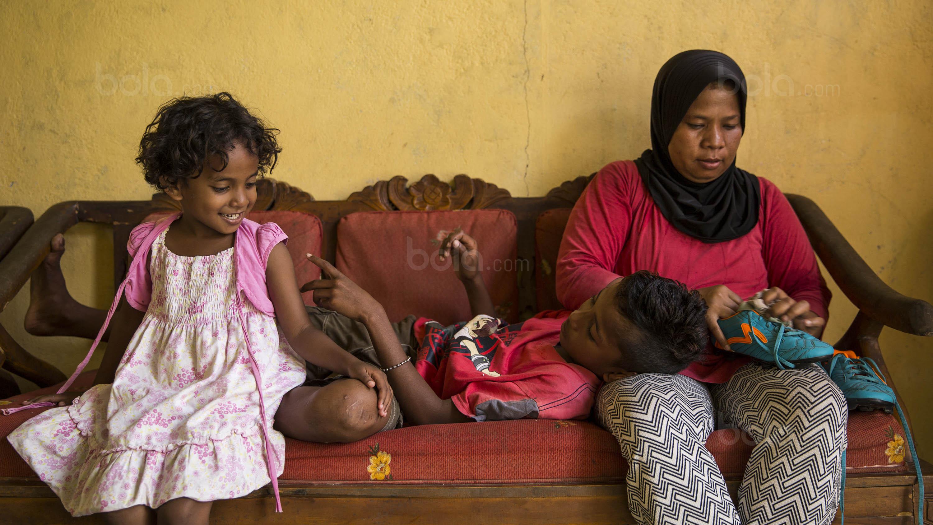 Sepatu milik pesepak bola SSB Tulehu Putra, Saleh Al'Ayubi Pary dibersihkan sang ibu. (Bola.com/Vitalis Yogi Trisna)