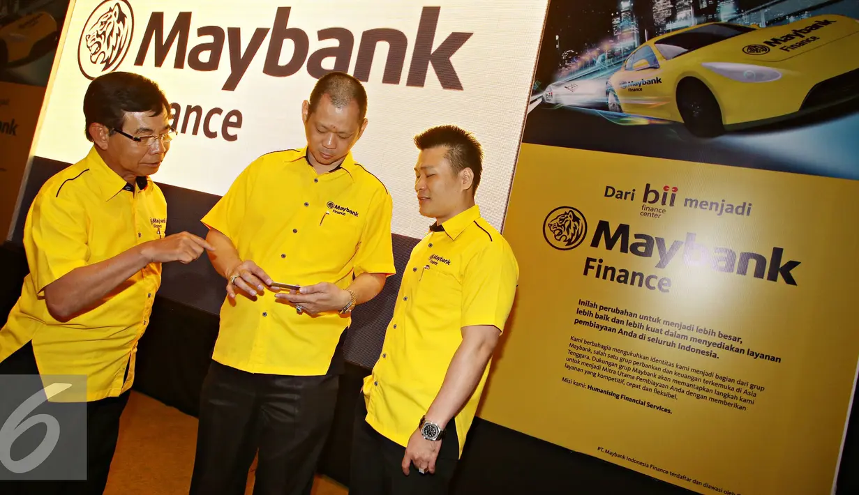 Presiden Direktur Maybank Finance Alexander (tengah) bersama Direktur Maybank Anton Sutjipto (kiri) dan Miki Effendi berbincang saat meresmikan identitas baru BII Finance di Jakarta, Kamis (7/1). (Liputan6.com/Immanuel Antonius)