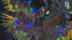 Peserta mengikuti pawai pada pagelaran Semarang Night Carnival (SNC) 2019 di ruas Jalan Imam Bonjol, Rabu (3/7/2019). Parade festival kesenian dan budaya bertajuk Pelangi Nusantara tersebut diiikuti sebanyak 4.128 peserta. (Liputan6.com/Gholib)