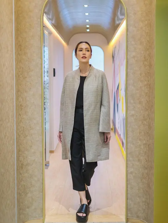 Segarkan tampilan all black dengan outerwear atau coat berpotongan sleek dan sophisticated (Foto: Instagram @cathysharon)