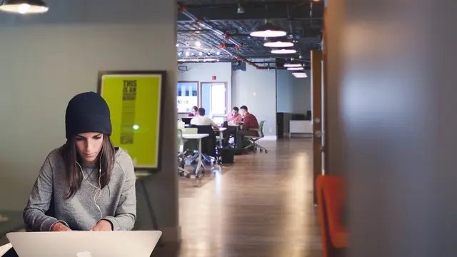 Ilustrasi coworking space, ruang kerja bersama.