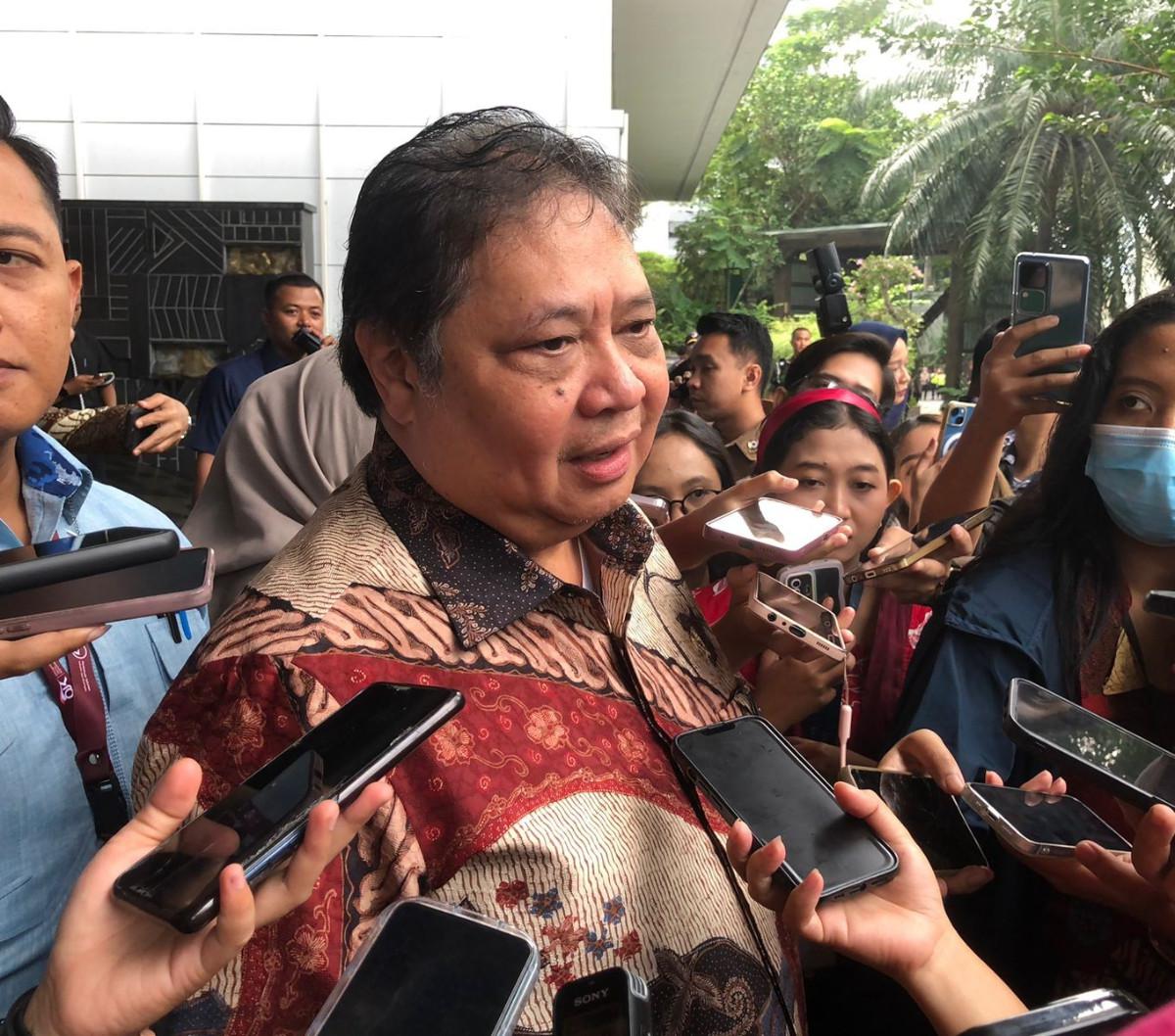 "Itu yang mitigasi risiko pangan karena harga pangan memang relatif naik makanya kita sudah melihat itu makanya kita siapkan BLT tadi," kata Airlangga.