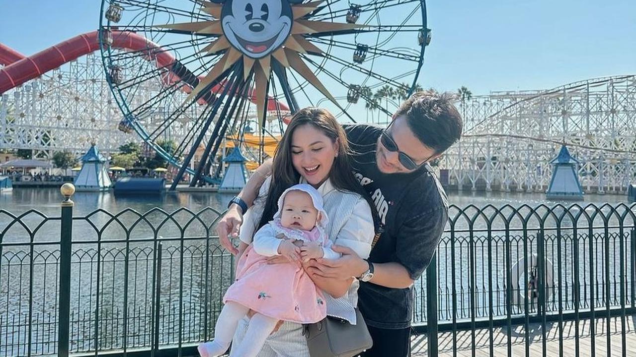 8 Potret Jessica Mila Ajak Putri Semata Wayangnya ke Disneyland, Tampil Cantik Menggemaskan Kenakan Topi - Komentar Enzy Storia Jadi Sorotan