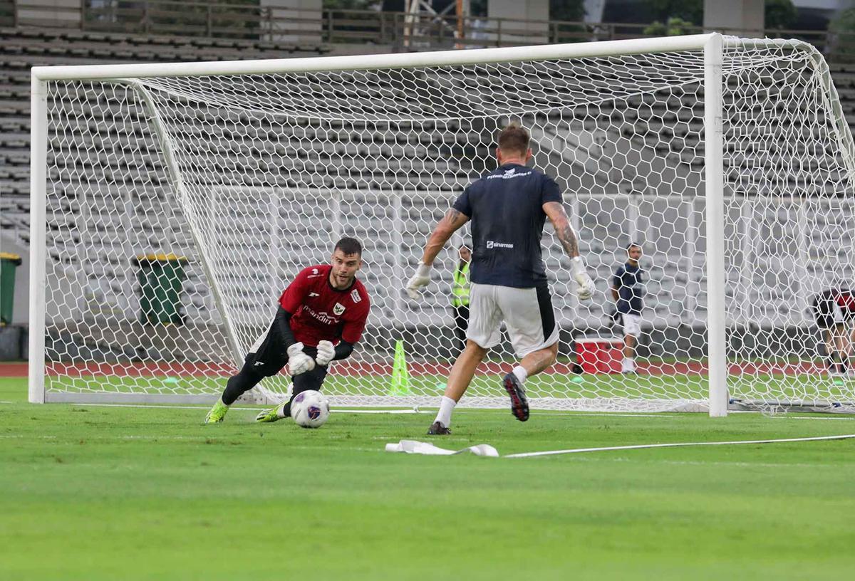 FOTO: Jelang Lawan Bahrain, Timnas Latihan di Stadion Madya Senayan