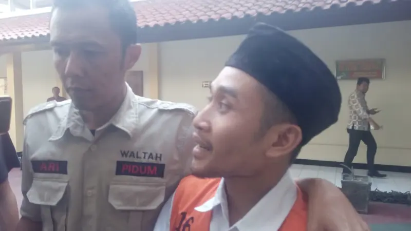 Dodi, salah satu terdakwa video syur Vina Garut memberikan penjelasan kepada wartawan selepas sidang perdana di Pengadilan Negeri Garut, Jawa Barat